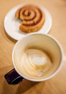 Bitmemiş kahve ve kruvasan