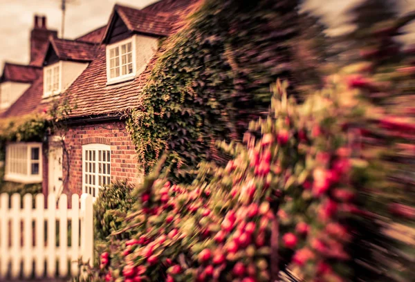Старый английский дом — стоковое фото