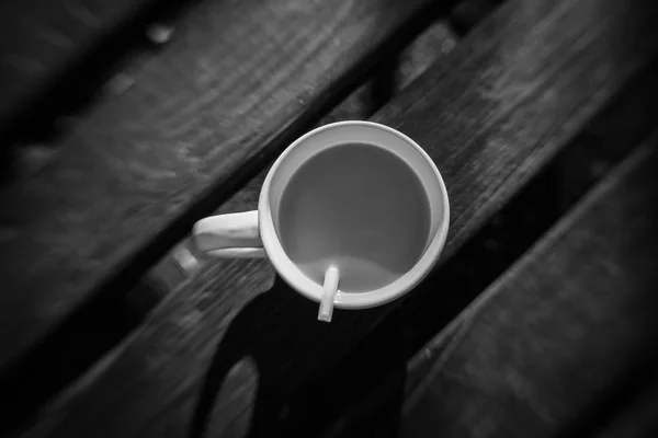 Taza de café en una mesa —  Fotos de Stock