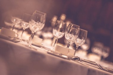 Bir Resepsiyon Masa üzerinde şarap bardakları