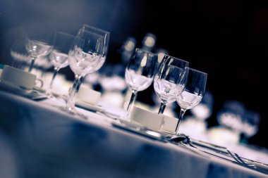 Bir Resepsiyon Masa üzerinde şarap bardakları