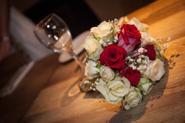 Kırmızı ve beyaz gül buket düğün