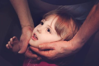 Sevgili torunu tutan büyükanne