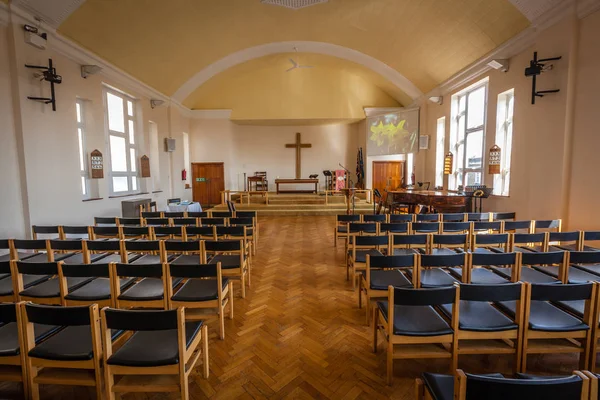 Lege stoelen in de kerk — Stockfoto