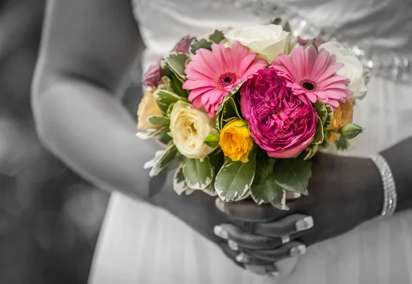 Noiva segurando um buquê de casamento — Fotografia de Stock