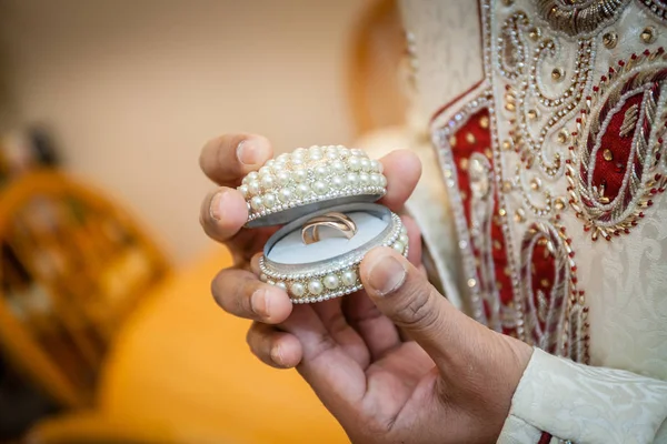 Anel de exploração do noivo indiano — Fotografia de Stock