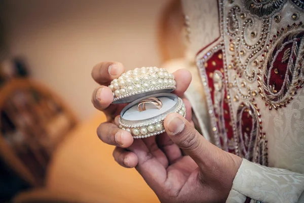 Anel de exploração do noivo indiano — Fotografia de Stock