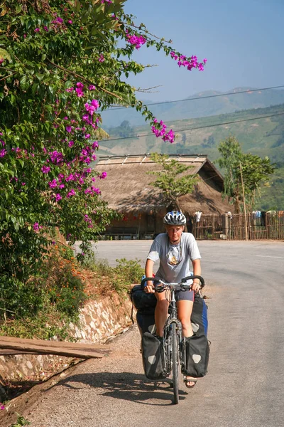 Kuzey Laos Bisiklete binme — Stok fotoğraf