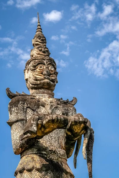 Скульптура демона в парке Будды — стоковое фото