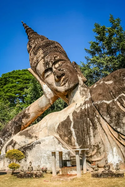 Statue des liegenden Buddha — Stockfoto