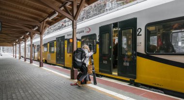 Tren yatılı kadın