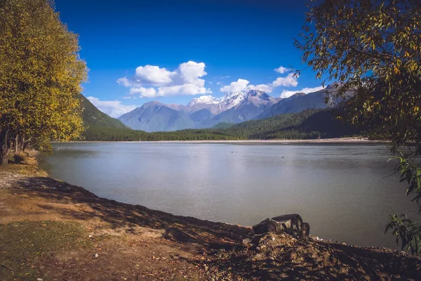 Lindo lago em Yunnan — Fotografia de Stock