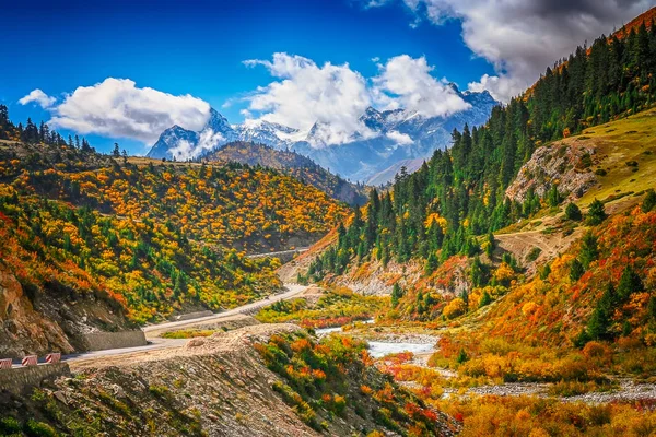 Vallée de la rivière de montagne dans le Yunnan — Photo