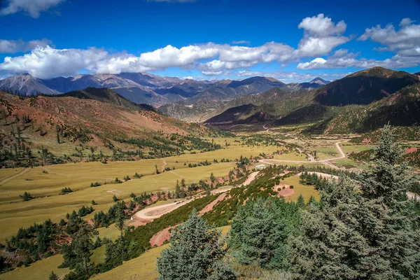 雲南省の山の谷を通る道路 — ストック写真