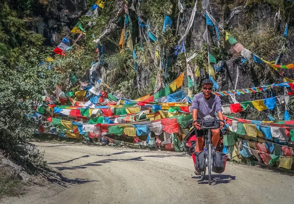 Hombre de gira en bicicleta en Yunnan — Foto de Stock