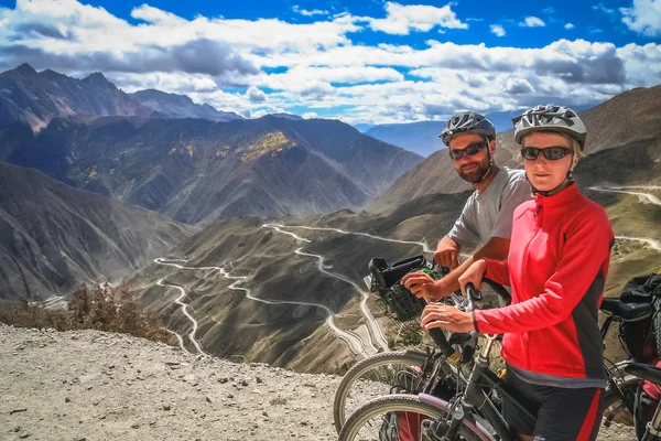Cyklister på toppen av berget passera i Yunnan — Stockfoto