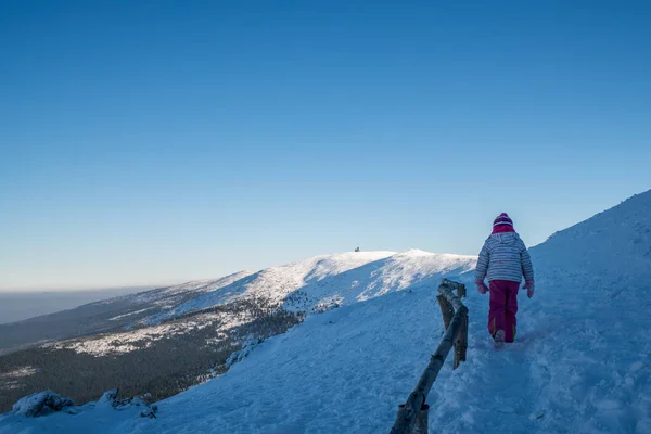 Κορίτσι σε ένα μονοπάτι στο βουνό το χειμώνα — Φωτογραφία Αρχείου