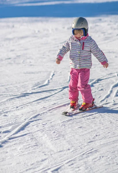 Ragazzina che sciava per la prima volta — Foto Stock