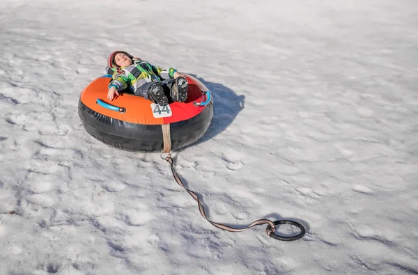 Chłopiec relaksujący wewnątrz rury w zimie — Zdjęcie stockowe