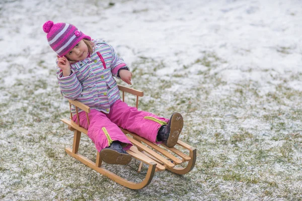 Meisje met sleeën in de winter — Stockfoto