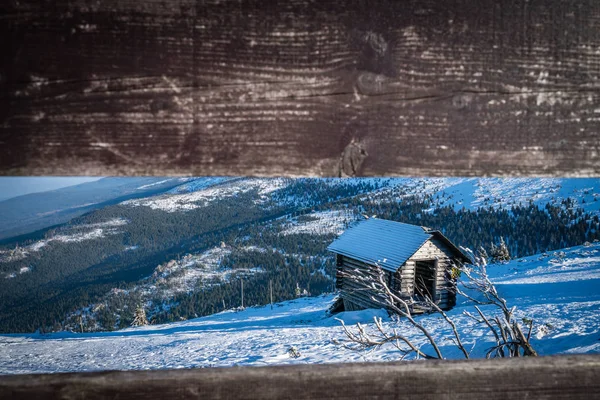 Kleine hölzerne Hütte am Hang von szrenica — Stockfoto