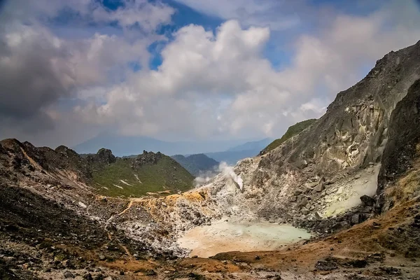 Cráter del volcán Gunung Sibayak — Foto de Stock