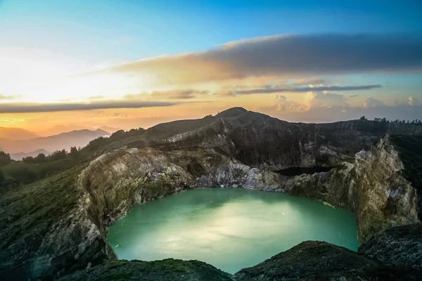 Kelimutu ao nascer do sol — Fotografia de Stock