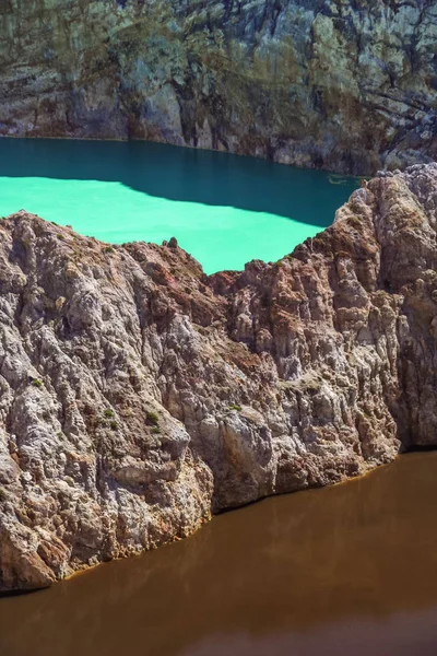 Colorful Kelimutu crater lakes — Stock Photo, Image