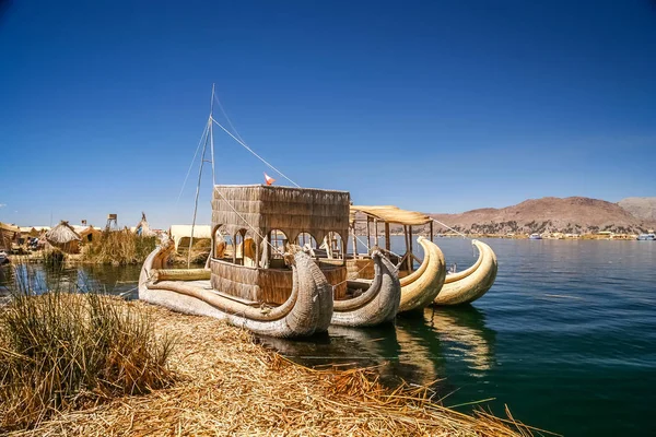 Barcos en el lago Titicaca —  Fotos de Stock