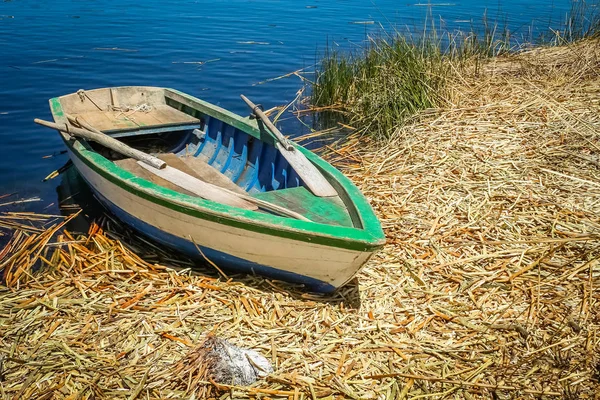 Маленькая лодка на озере Титикака , — стоковое фото