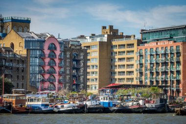 MAVNA ve tekne palamarla Thames Nehri üzerinde