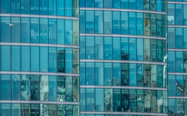 Janelas de vidro de um edifício comercial — Fotografia de Stock