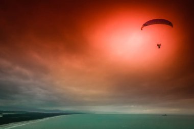 Alacakaranlıkta muhteşem skydiving
