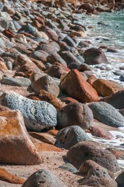 Sahilde taşlar