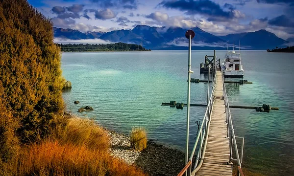 Houten pier op een meer — Stockfoto