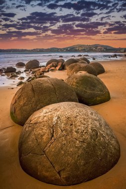 Garip Moeraki boulders