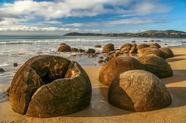 Garip Moeraki boulders