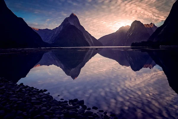 Ανατολή του ηλίου στο Milford Sound — Φωτογραφία Αρχείου