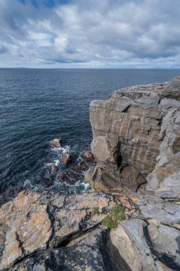 Doolins Bay uçurumun kenarından bir görünüm
