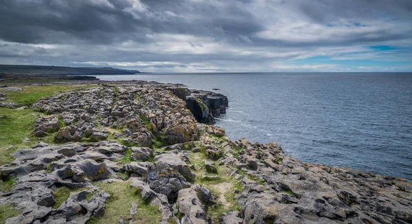 Панорамний вид на скелі в Doolins Bay — стокове фото