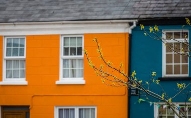 Pitoresk İrlandalı kasaba Sneem evlerde