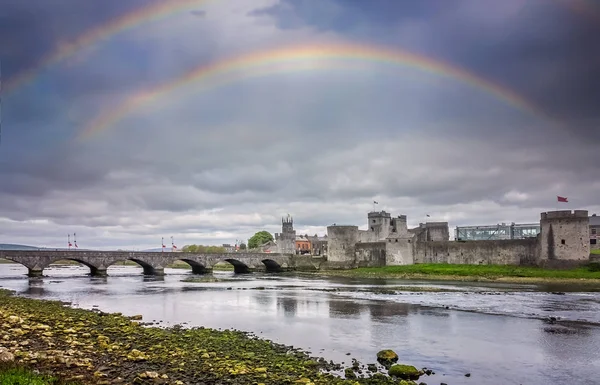 Regenbogen über King johns castle — Stockfoto