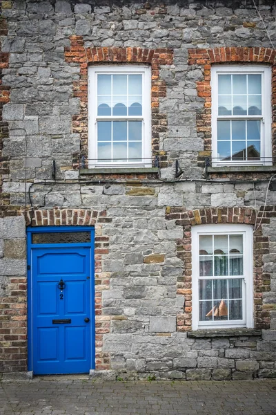 Blauwe deuren en Vensters van een oude huis — Stockfoto