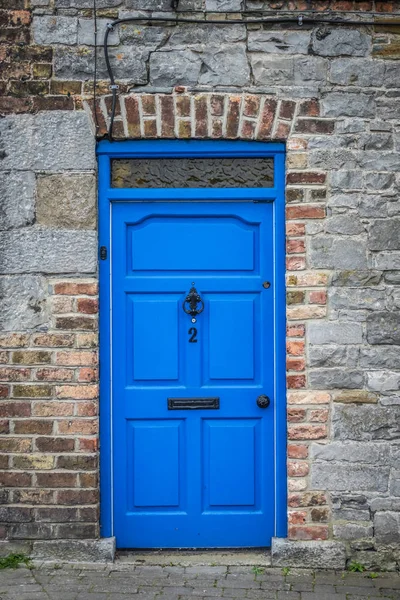 Блакитні двері старого будинку — стокове фото