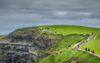 Geçit Moher kayalıkları üzerinde