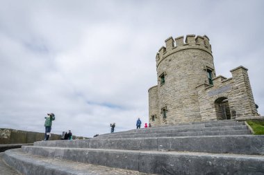 Obriens Tower adlı uçuruma Moher, İrlanda