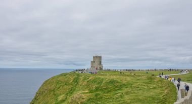 Obriens Tower adlı uçuruma Moher, İrlanda