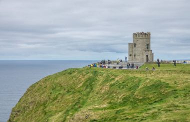 Obriens Tower adlı uçuruma Moher, İrlanda