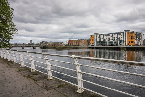 Ribera del río Shannon en Limerick — Foto de Stock