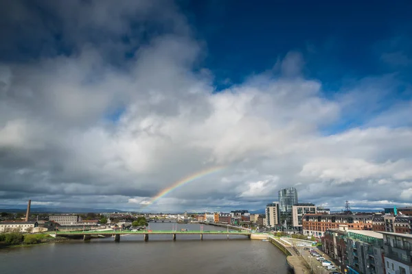 Arcobaleno sulla città di Limerick — Foto Stock